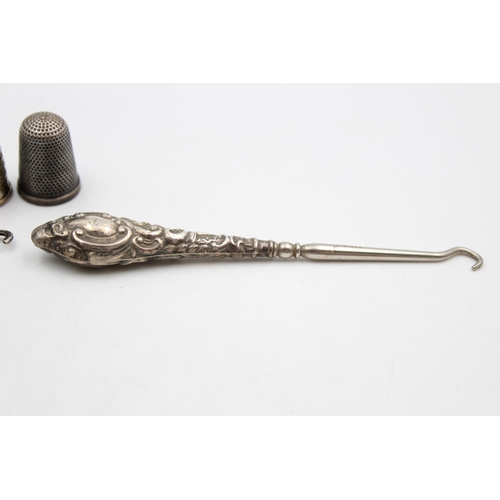 184 - Six .925 silver items, four thimbles and two button hooks - approx. combined gross weight 38 grams