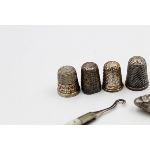 184 - Six .925 silver items, four thimbles and two button hooks - approx. combined gross weight 38 grams