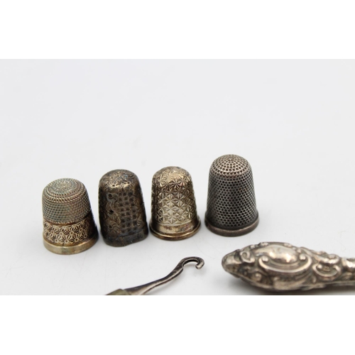 184 - Six .925 silver items, four thimbles and two button hooks - approx. combined gross weight 38 grams