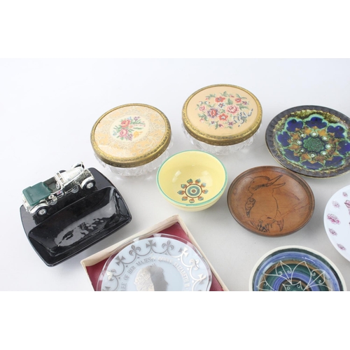 250 - A collection of assorted ceramic trinket dishes and boxes to include Wedgwood Sarah, Wedgwood Hathaw... 