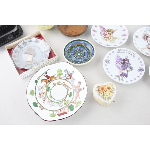 250 - A collection of assorted ceramic trinket dishes and boxes to include Wedgwood Sarah, Wedgwood Hathaw... 