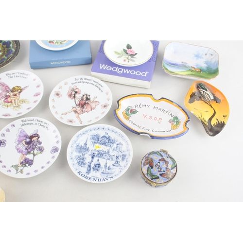 250 - A collection of assorted ceramic trinket dishes and boxes to include Wedgwood Sarah, Wedgwood Hathaw... 