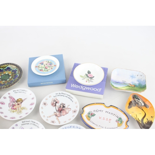 250 - A collection of assorted ceramic trinket dishes and boxes to include Wedgwood Sarah, Wedgwood Hathaw... 