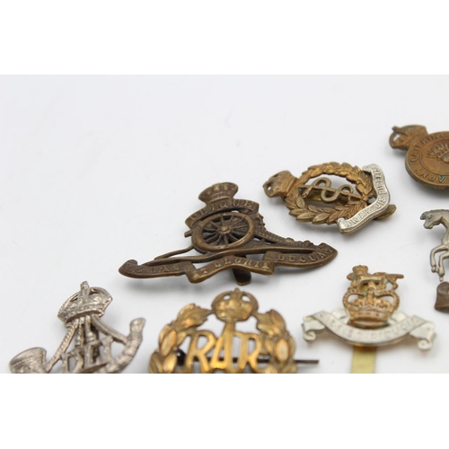 98 - Fifteen assorted vintage military badges to include D.L.I, Royal Sussex etc.