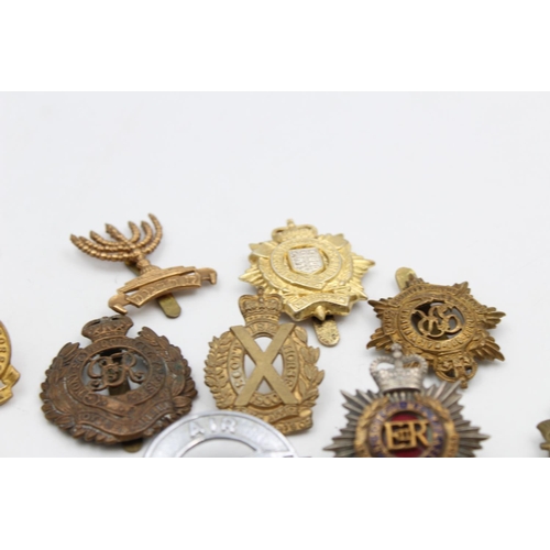 99 - Fifteen assorted vintage military badges to include Scottish Horse, Canada, Officers etc.