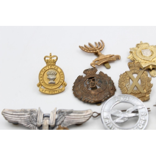 99 - Fifteen assorted vintage military badges to include Scottish Horse, Canada, Officers etc.