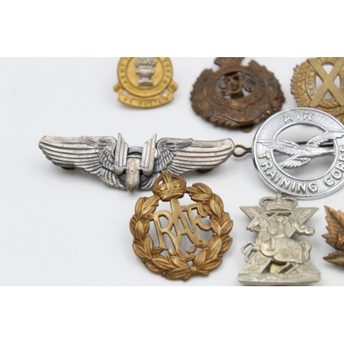 99 - Fifteen assorted vintage military badges to include Scottish Horse, Canada, Officers etc.