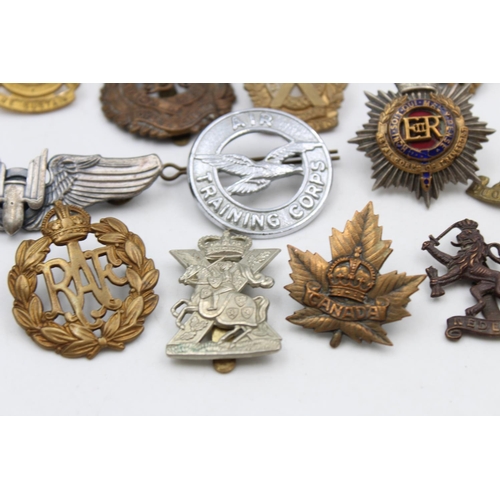 99 - Fifteen assorted vintage military badges to include Scottish Horse, Canada, Officers etc.