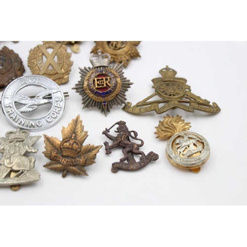 99 - Fifteen assorted vintage military badges to include Scottish Horse, Canada, Officers etc.