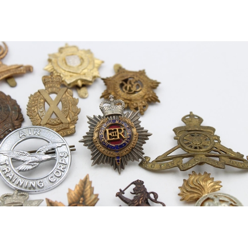 99 - Fifteen assorted vintage military badges to include Scottish Horse, Canada, Officers etc.