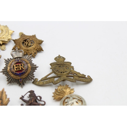 99 - Fifteen assorted vintage military badges to include Scottish Horse, Canada, Officers etc.