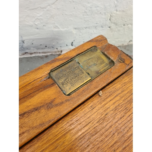 1044 - A mid 20th century Kingfisher Ltd of West Bromwich oak table top school desk - approx. 16cm high x 6... 