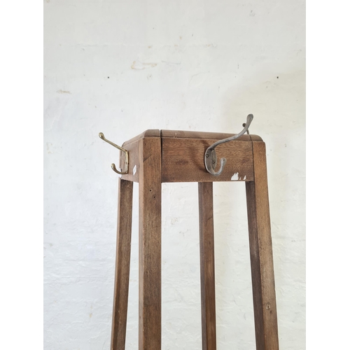 1048 - An early/mid 20th century oak coat stand - approx. 178cm high