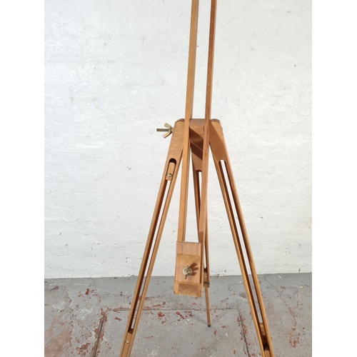 372 - A modern beech artist's easel