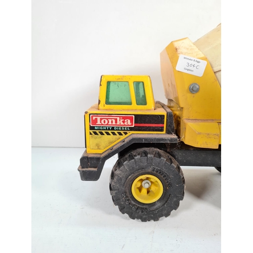 304C - A vintage Tonka Mighty Diesel 3905 cement mixer truck - approx. 39cm high x 49 long x 20cm deep