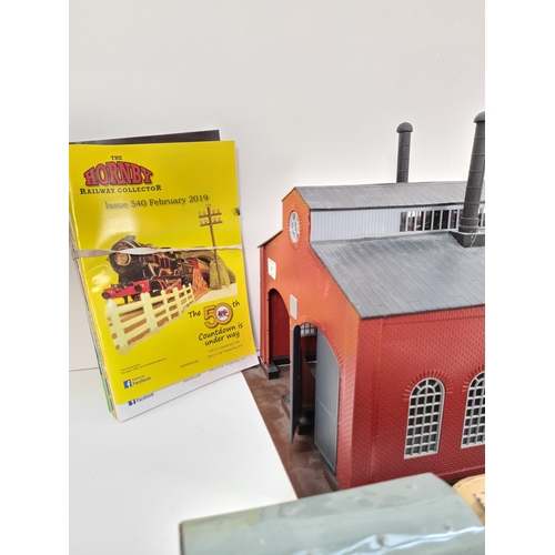 315 - A collection of mid 20th century Hornby tinplate O gauge railway models and accessories to include B... 