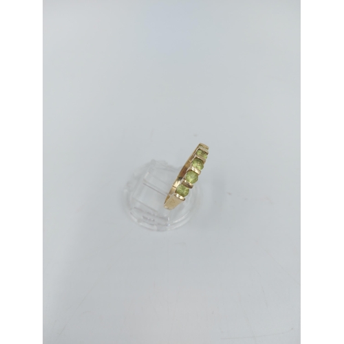 59A - A 9ct gold peridot five stone ring, size P - approx. gross weight 2.7 grams