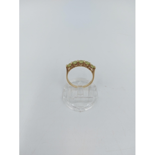 59A - A 9ct gold peridot five stone ring, size P - approx. gross weight 2.7 grams