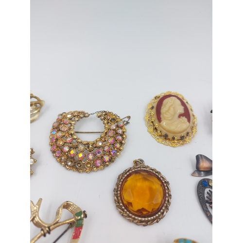 60 - A collection of assorted vintage brooches