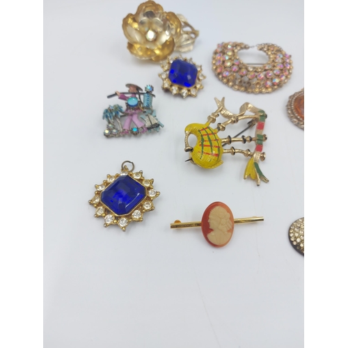 60 - A collection of assorted vintage brooches