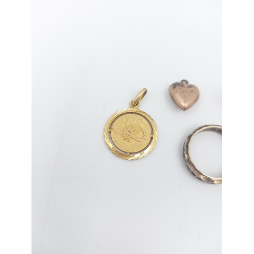 61A - A collection of yellow metal jewellery to include pair of hallmarked 9ct gold hoop earrings - approx... 