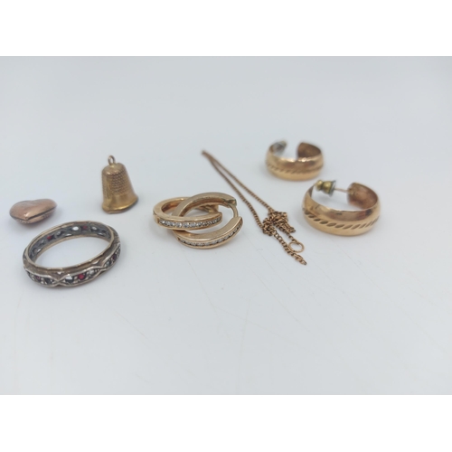 61A - A collection of yellow metal jewellery to include pair of hallmarked 9ct gold hoop earrings - approx... 