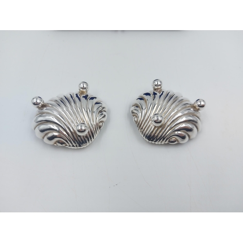 159 - A cased pair of hallmarked Chester silver scallop shell shaped salts, dated 1895 - approx. gross wei... 