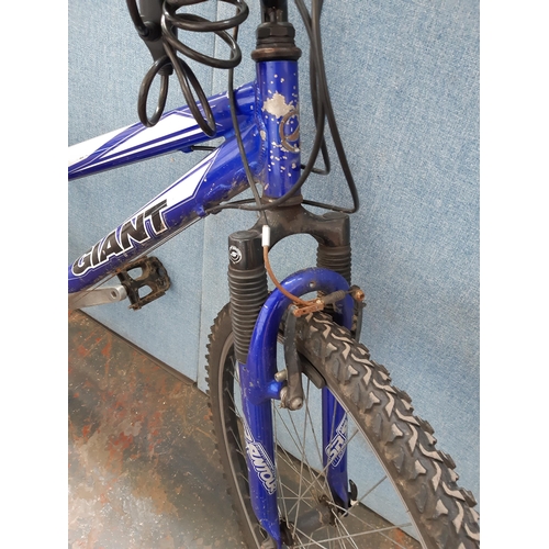 1218 - A blue and grey Giant Rock gent's mountain bike with front suspension, quick release wheels and twen... 