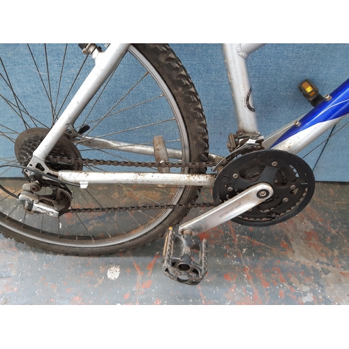 1218 - A blue and grey Giant Rock gent's mountain bike with front suspension, quick release wheels and twen... 