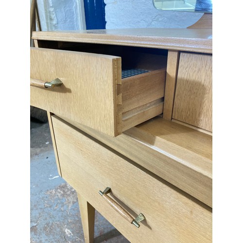 1028A - A mid 20th century oak effect two piece bedroom suite comprising chest of four drawers - approx. 81c... 