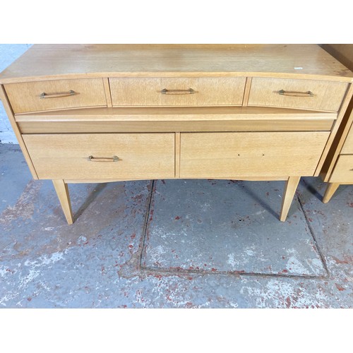 1028A - A mid 20th century oak effect two piece bedroom suite comprising chest of four drawers - approx. 81c... 