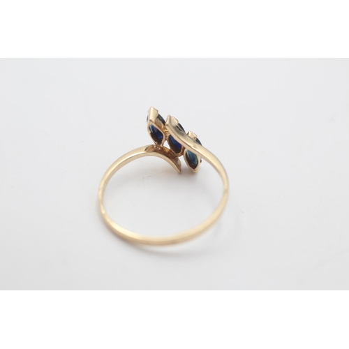 33 - A 9ct gold sapphire three stone twist setting dress ring, size O½ - approx. gross weight 1.3 grams