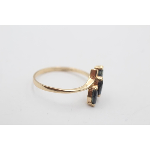 33 - A 9ct gold sapphire three stone twist setting dress ring, size O½ - approx. gross weight 1.3 grams