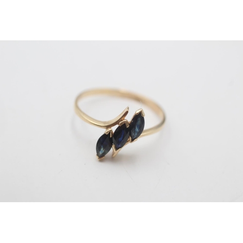 33 - A 9ct gold sapphire three stone twist setting dress ring, size O½ - approx. gross weight 1.3 grams