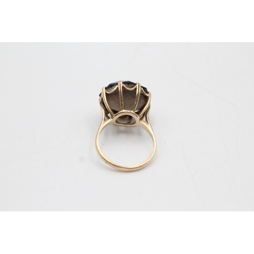 45 - A 9ct gold smoky quartz cocktail ring, size O½ - approx. gross weight 5.7 grams