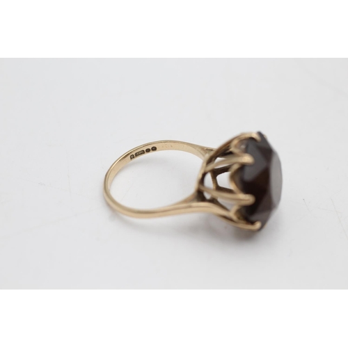 45 - A 9ct gold smoky quartz cocktail ring, size O½ - approx. gross weight 5.7 grams