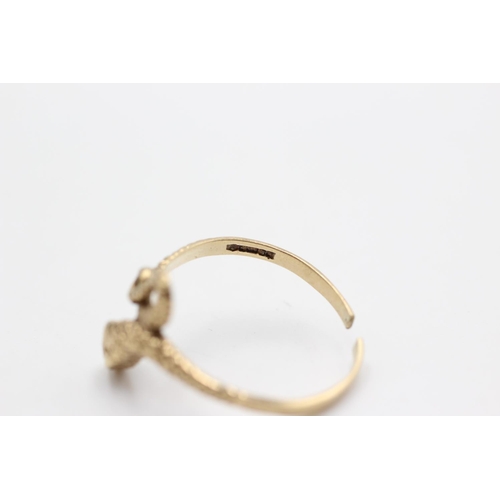 49 - A 9ct gold snake ring - approx. gross weight 2.3 grams