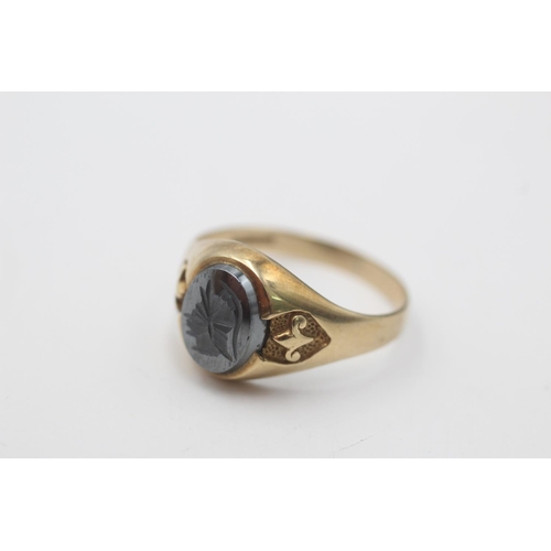 70 - A 9ct gold hematite centurion intaglio signet ring, size R½ - approx. gross weight 2.4 grams