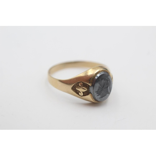 70 - A 9ct gold hematite centurion intaglio signet ring, size R½ - approx. gross weight 2.4 grams