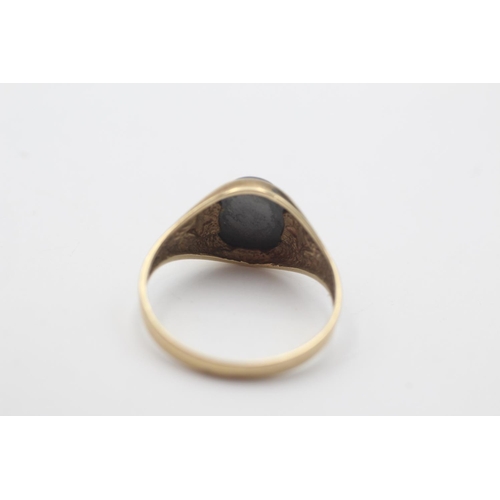 70 - A 9ct gold hematite centurion intaglio signet ring, size R½ - approx. gross weight 2.4 grams