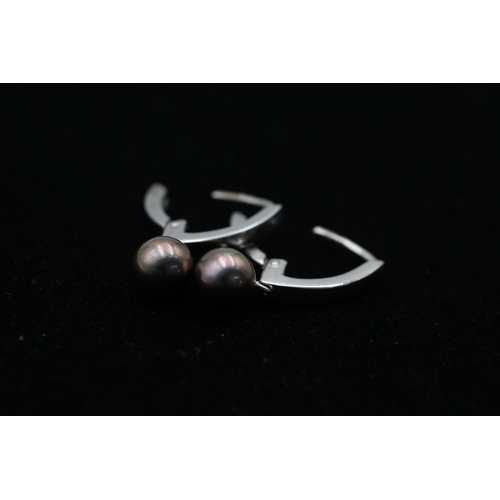 72 - A pair of 9ct white gold cultured pearl geometric hoop earrings - approx. gross weight 3.5 grams