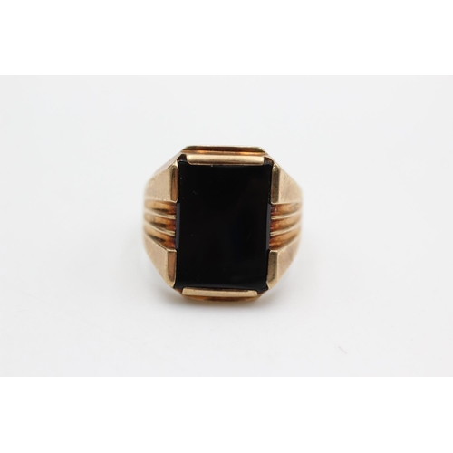 81 - A 9ct gold onyx signet ring, size K½ - approx. gross weight 3.3 grams