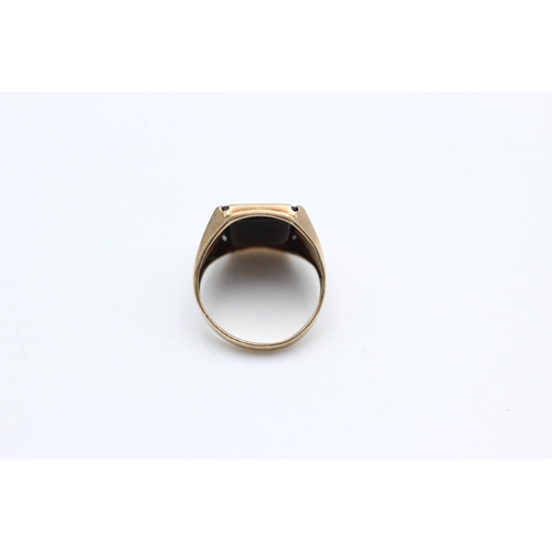 81 - A 9ct gold onyx signet ring, size K½ - approx. gross weight 3.3 grams