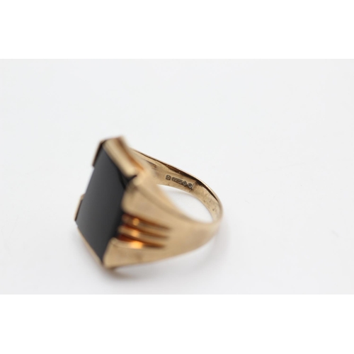 81 - A 9ct gold onyx signet ring, size K½ - approx. gross weight 3.3 grams