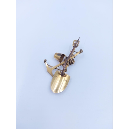 102 - A late 19th century .333 gold South Africa prospectors brooch with shovel, pick and bucket design - ... 