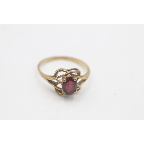 102 - A 9ct gold garnet solitaire ring, size N½ - approx. gross weight 1.6 grams