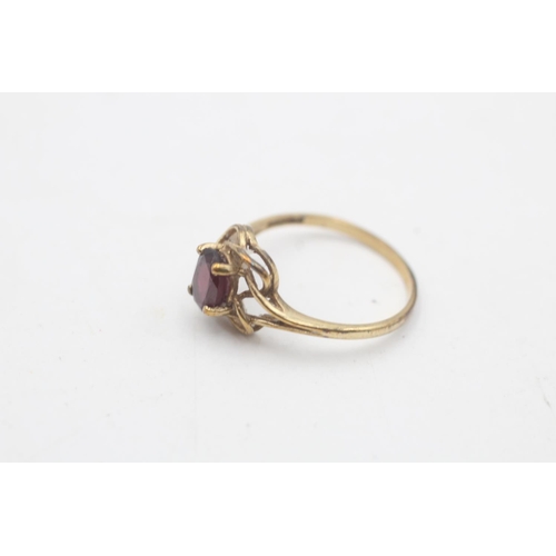 102 - A 9ct gold garnet solitaire ring, size N½ - approx. gross weight 1.6 grams