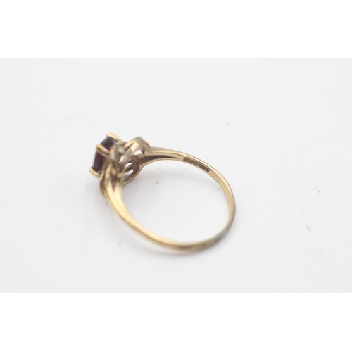 102 - A 9ct gold garnet solitaire ring, size N½ - approx. gross weight 1.6 grams