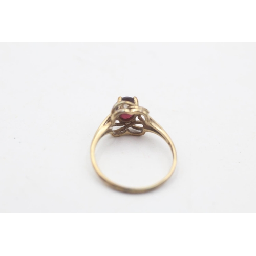 102 - A 9ct gold garnet solitaire ring, size N½ - approx. gross weight 1.6 grams