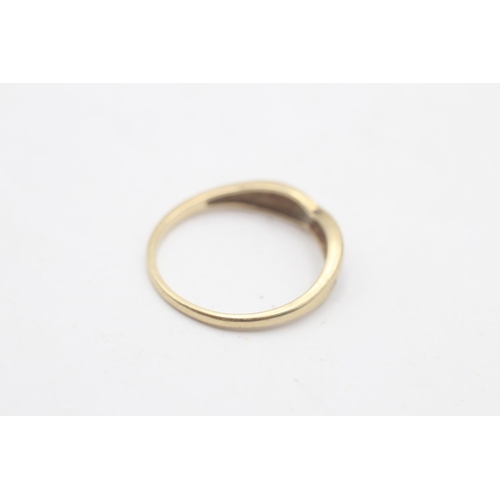 103 - A hallmarked Sheffield 9ct gold diamond 'Mum' dress ring, size S - approx. gross weight 1.9 grams